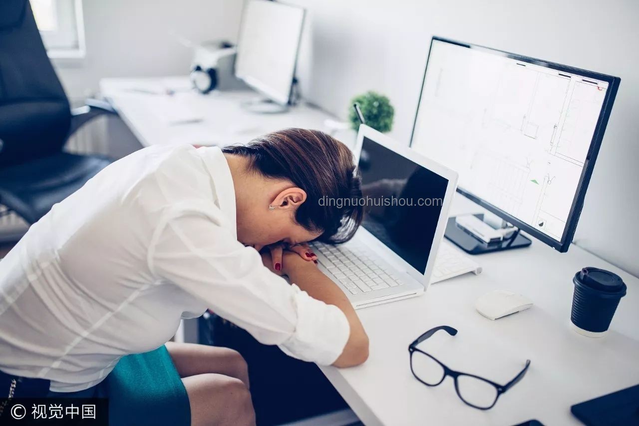 长时间刷手机或致眼中风趋势加剧